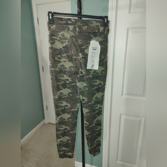 Almost Famous Camouflage Jogger Pants Size Medium - Picture 7 of 7